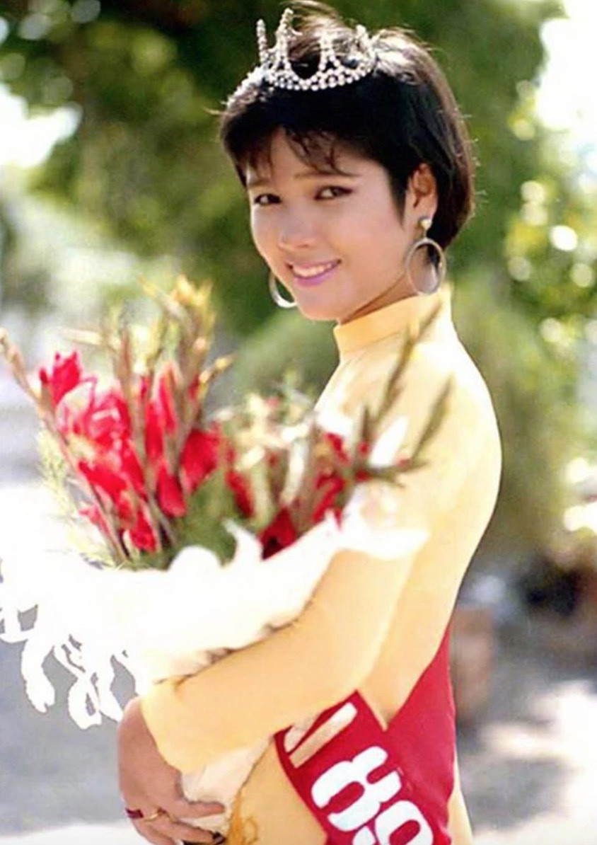 Hoa hậu tóc tém đầu tiên của showbiz Việt, bỏ hào quang sang Mỹ giờ ra sao?插图 Kiều Khanh đăng quang Hoa hậu Áo dài Việt Nam 1989.
