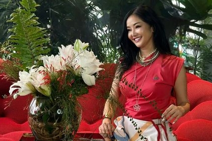 Nữ ca sĩ đi hát gần 50 năm, trải qua 2 cuộc hôn nhân 'kỳ lạ', tuổi 56 thư thả trồng cây ở penthouse 650 m2