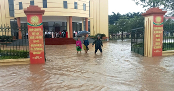 Quảng Ninh: Nước lũ bất ngờ tràn vào trụ sở xã, cuộc họp phải dừng giữa chừng
