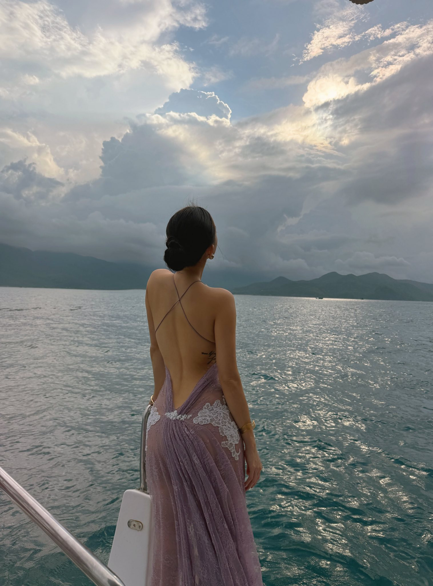 Sĩ Thanh diện váy ren xuyên thấu khoe trần lưng gợi cảm, netizen đồng loạt cảm thán 'body đỉnh điên'!插图2 Có thể là hình ảnh về thuyền và đại dương