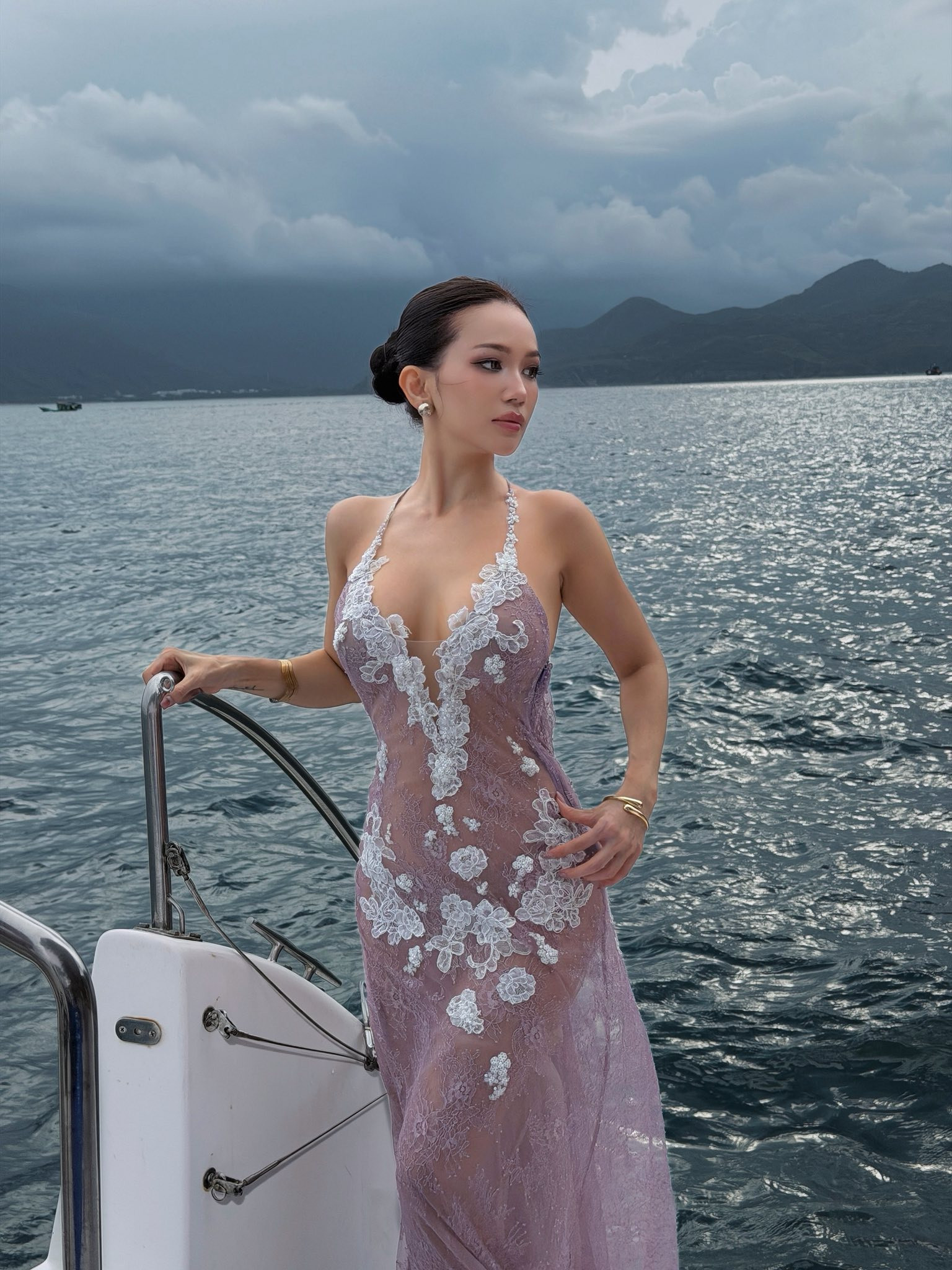 Sĩ Thanh diện váy ren xuyên thấu khoe trần lưng gợi cảm, netizen đồng loạt cảm thán 'body đỉnh điên'!插图 Có thể là hình ảnh về thuyền
