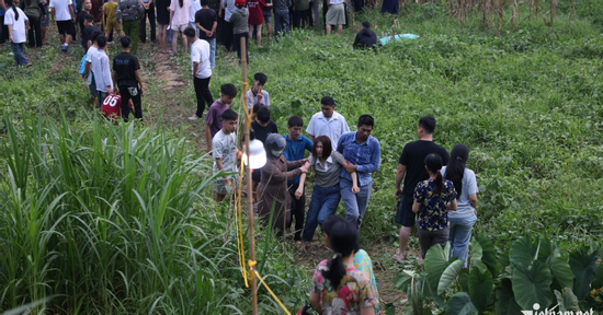 Vụ 5 học sinh tử vong: Lặng người hình ảnh mẹ trẻ ngã quỵ ven sông