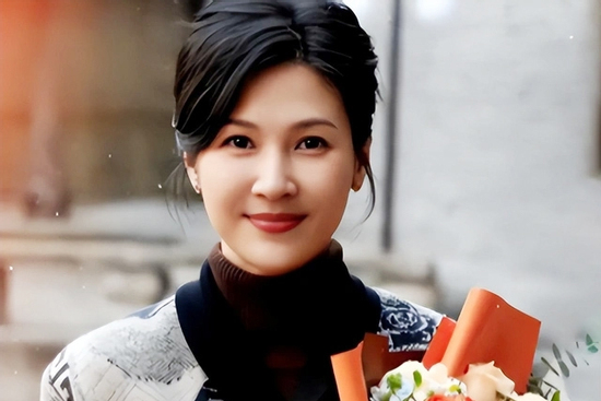 'Bạch nguyệt quang' của showbiz: U50 oằn mình trả nợ thay chồng