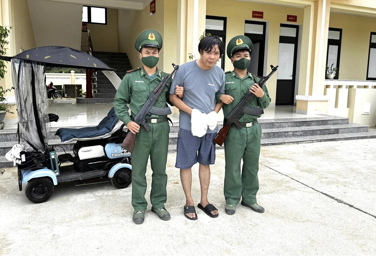 Bắt giữ đối tượng mang theo máy in tiền giả cùng sấp tiền giả - Ảnh 1.