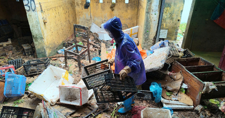 Cảnh tan hoang ở khu chợ sát quốc lộ sau trận lụt đến cổ