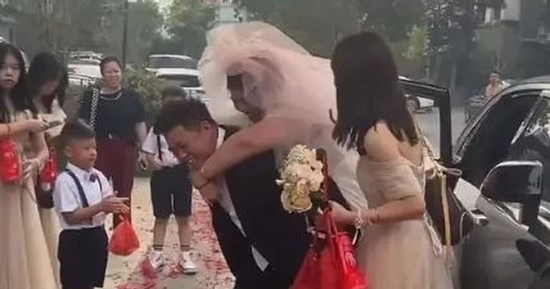Chú rể loay hoay mãi vẫn không bế nổi cô dâu xuống xe, cái kết sau đó khiến ai xem cũng bật cười