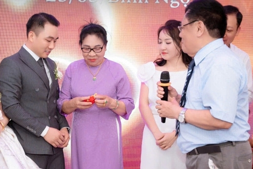 Chú rể Ninh Bình bật khóc khi nhận được 4 chỉ vàng của người bố đã mất 26 năm