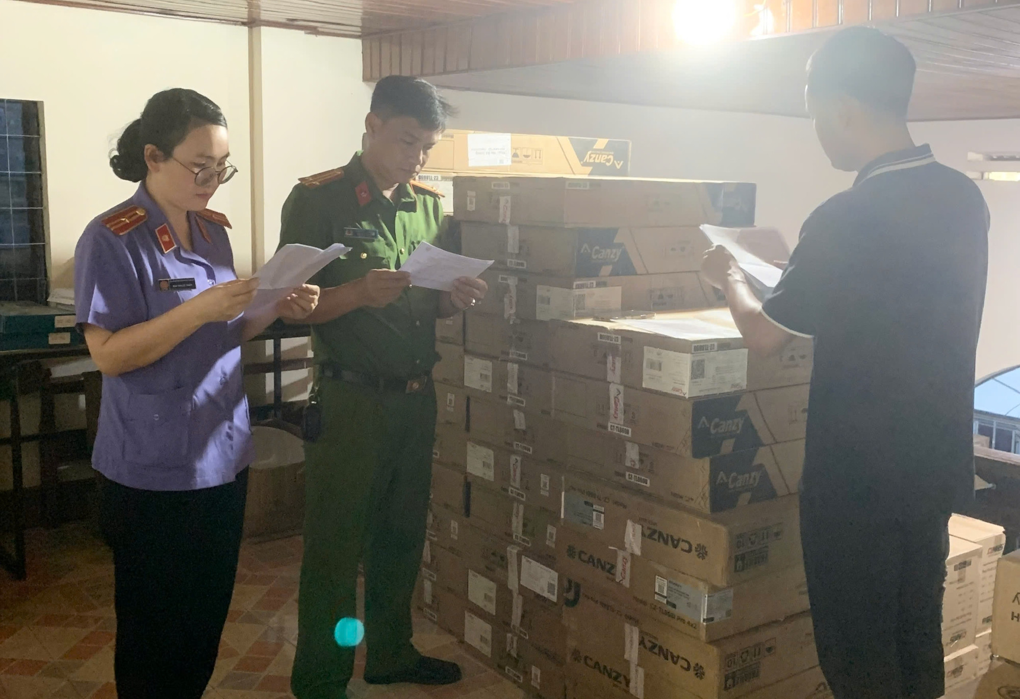 Khởi tố quản lý cửa hàng buôn bán hàng giả tại Đắk Lắk năm 2026 - Ảnh 1.