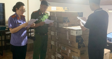Khởi tố nhân viên quản lý cửa hàng 