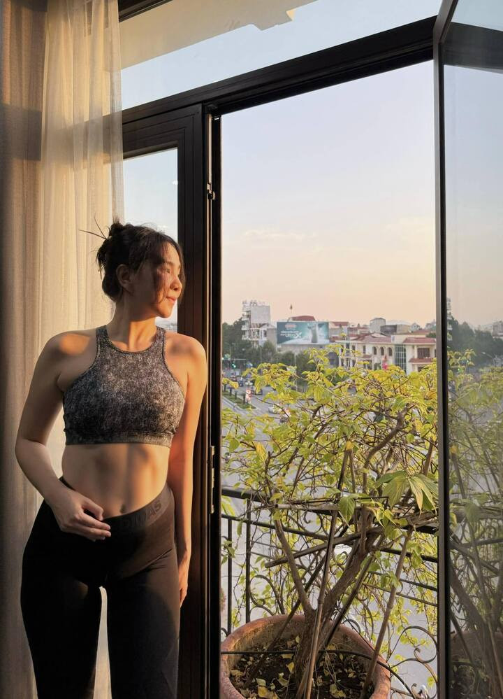 Dù thừa nhận cơ thể chưa hoàn toàn trở về như thời chưa sinh nở, Mai Ngọc vẫn cảm thấy hài lòng với diện mạo hiện tại ở tuổi U40.