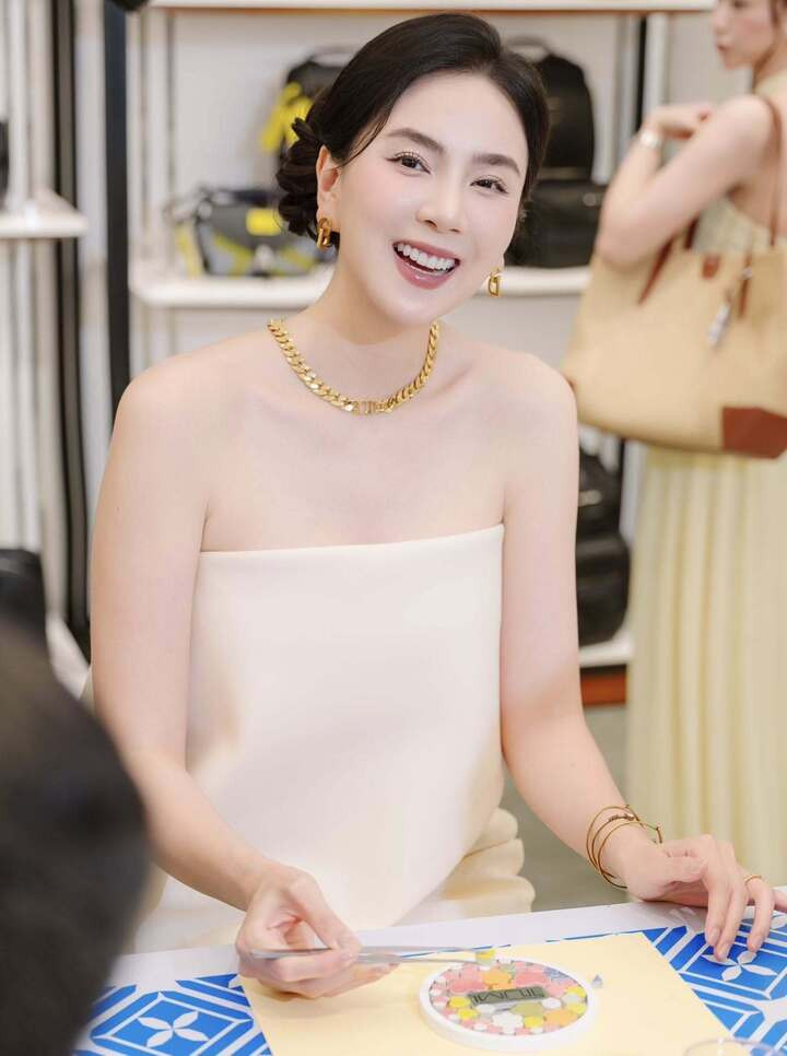'MC đẹp nhất VTV' ngày càng gợi cảm sau khi sinh con đầu lòng插图6 Thời gian qua, Mai Ngọc thường xuyên chia sẻ những khoảnh khắc xoay quanh cuộc sống làm mẹ, từ hành trình chăm con, nuôi con đến quá trình lấy lại vóc dáng sau sinh. Nhiều khán giả bày tỏ sự ngưỡng mộ khi nữ MC vẫn duy trì được tinh thần tích cực và biết cách chăm sóc bản thân dù lịch trình bận rộn với con nhỏ.