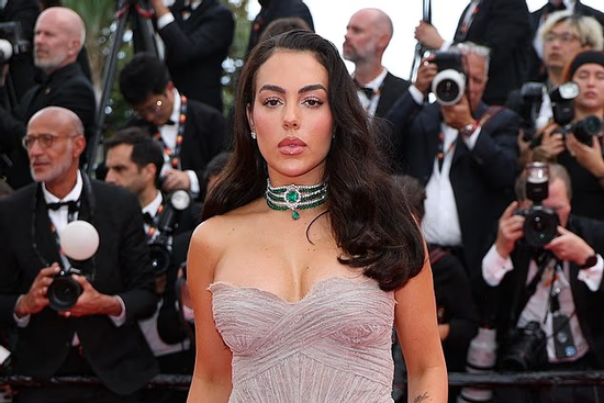 Vợ sắp cưới của Ronaldo gây choáng trên thảm đỏ LHP Cannes: Diện váy bó sát, dát kim cương sang chảnh