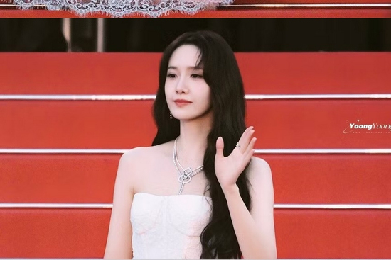 Yoona bất chấp 'ống kính hung thần'