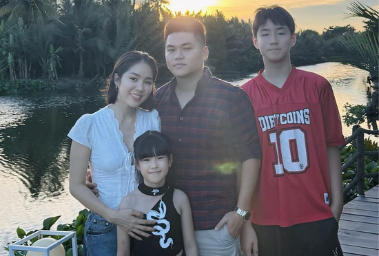 Khoe ảnh gia đình đẹp như mơ dịp lễ, Lê Phương bỗng bị nhắc nhở, nhiều người đúng là khắt khe quá!