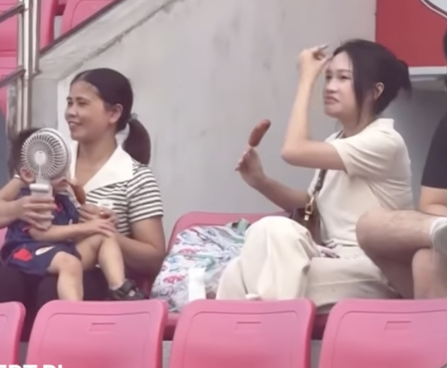 Không nhận ra Doãn Hải My khi đi cổ vũ Văn Hậu đá với Hải Phòng hôm nay: Visual xinh nhưng khác quá!插图1 screenshot 2026 05 02 at 180608