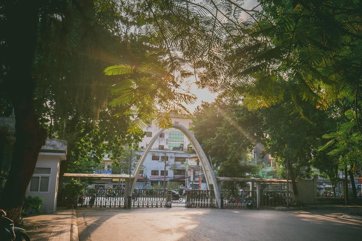 Chuyện chưa kể về cổng Parabol huyền thoại Đại học Bách khoa Hà Nội插图4 Mỗi sinh viên khi được bước qua cánh cổng này đều cảm thấy tự hào vì được học tập dưới một mái trường danh tiếng hàng đầu cả nước. (Ảnh: Hội sinh viên Đại học Bách Khoa Hà Nội)