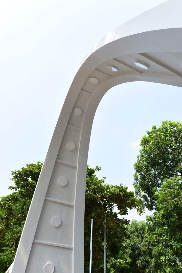 Người kỹ sư Nga thời đó muốn xây cánh cổng mang hàm ý đúng như ý nghĩa của ngọn sóng soliton- ngọn sóng cô độc vượt lên tất cả.
