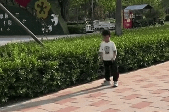 Con trai tiểu học 1 tháng 'làm mất' cặp sách 9 lần, mẹ lặng lẽ bám theo và cái kết dở khóc dở cười