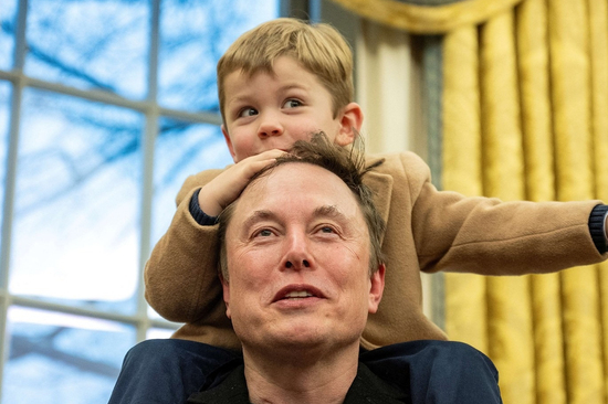 Elon Musk cưng chiều X Æ A-Xii hết mực: Tại sao các ông bố thường thiên vị đứa con giống mình nhất?
