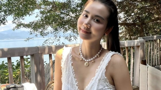 Huyền Lizzie khoe lưng trần hút mắt ở biển hè
