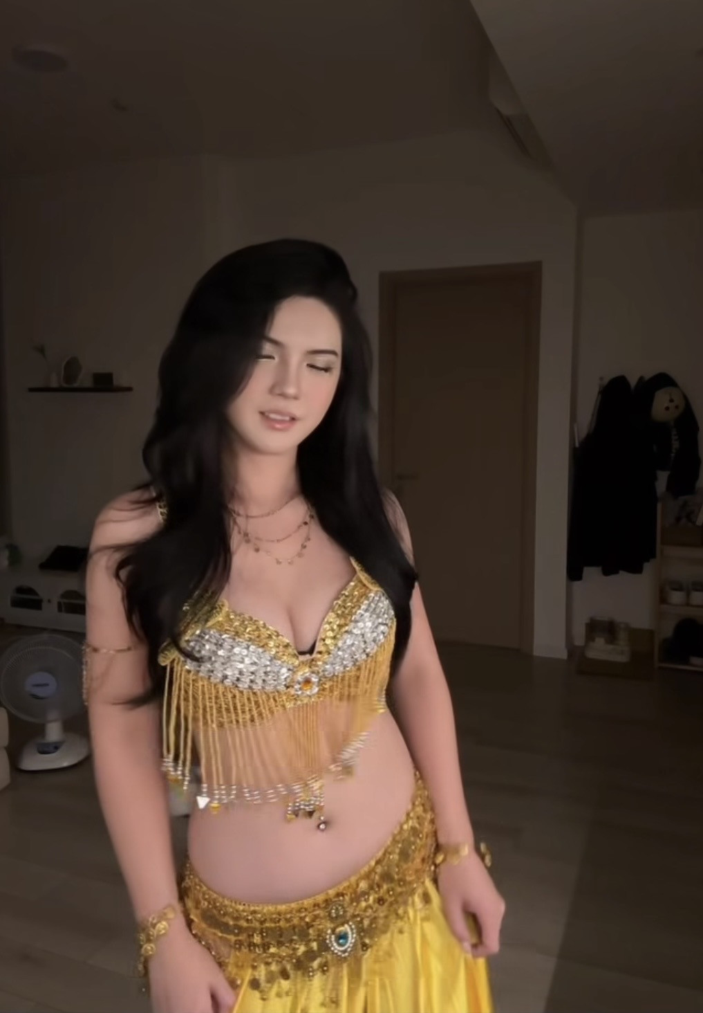 Mỹ nhân thể hiện vũ đạo ấn tượng,