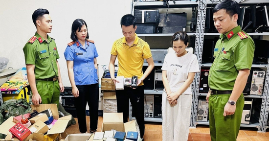 Triệt phá đường dây buôn bán nước hoa giả do 2 chị em cầm đầu, giao dịch hơn 200 tỷ đồng