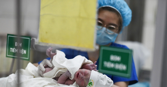 Chính sách mới cho sinh con thứ hai: Nghỉ thêm 1 tháng, tiền thai sản tính sao?