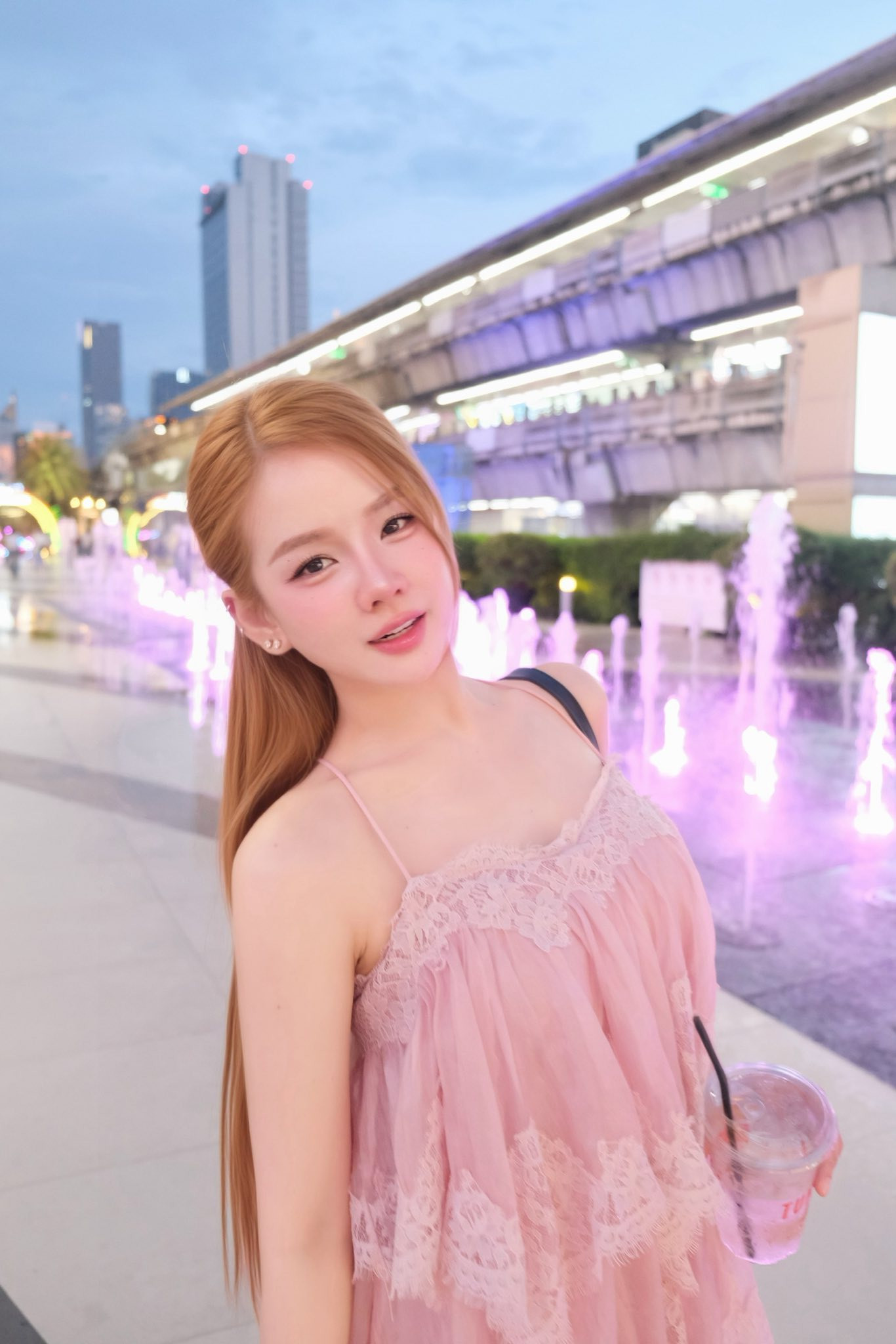 Có thể là hình ảnh về một hoặc nhiều người và tóc vàng