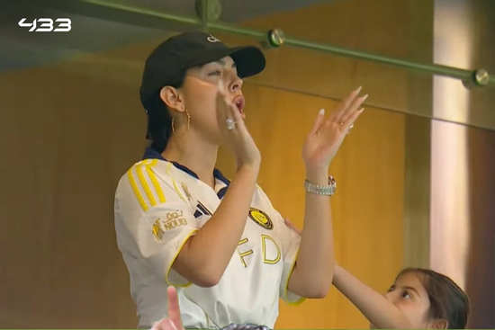 Georgina khoe visual sáng bừng bế con cổ vũ Ronaldo, mặc đơn giản vẫn sexy chiếm trọn spotlight