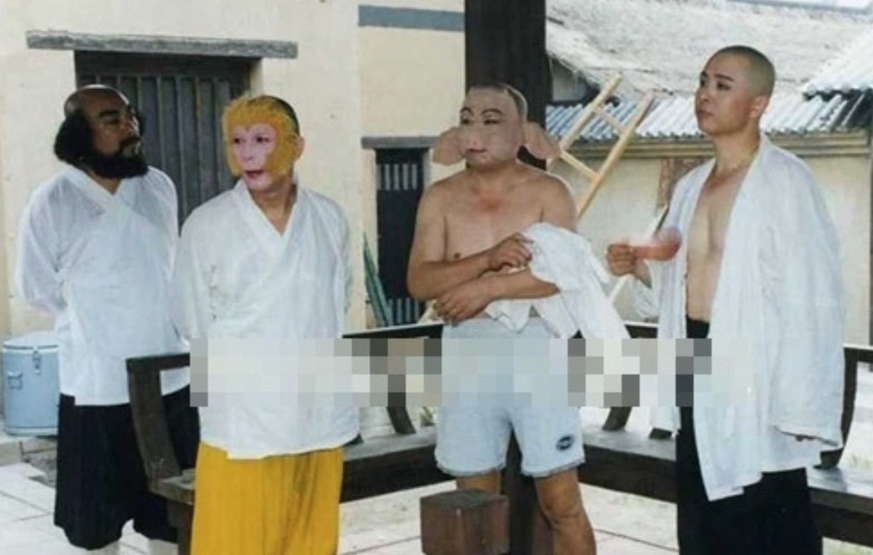 Khoảnh khắc cả bốn thầy trò Đường Tăng cởi bỏ trang phục để giải lao dù gương mặt vẫn được hoá trang khiến khán giả không thể nhịn cười.