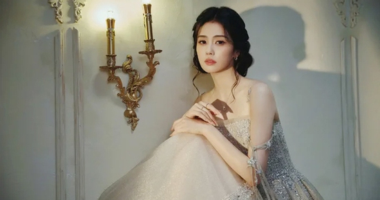 Mỹ nhân có 'nụ cười vô duyên nhất showbiz': Hoá công chúa cổ tích, khoe nhan sắc đẹp đến nao lòng
