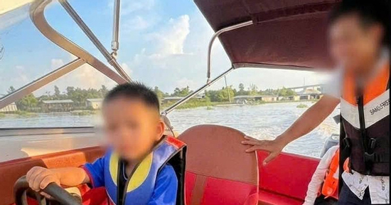 Bố giao ca nô cho con trai 4 tuổi lái, cảnh sát vào cuộc phát hiện nhiều sai phạm
