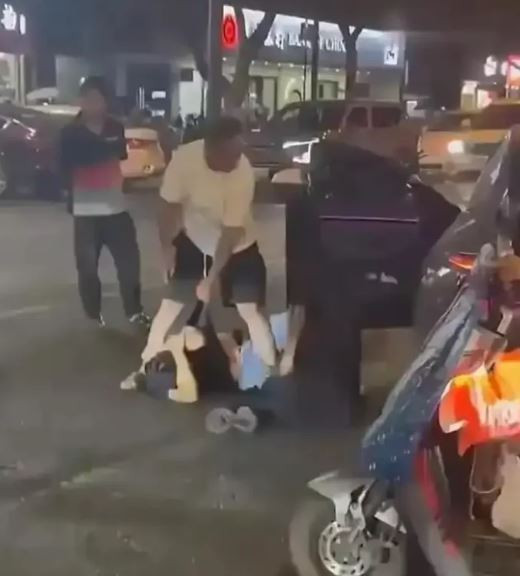 Bị bắt quả tang ngoại tình trước khách sạn, vợ có thái độ khiến chồng