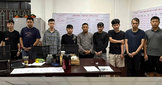 Hơn 32.000 người mắc bẫy nhóm lừa đảo livestream 'cắt đá tìm ngọc'