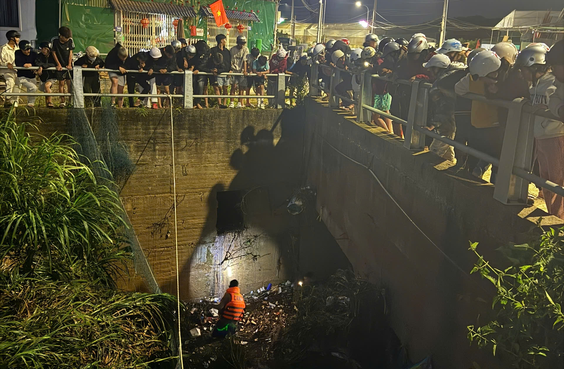 Lâm Đồng: 60 người tìm kiếm bé gái bị nước lũ cuốn trôi插图 Lâm Đồng: 60 Người tìm kiếm bé gái lớp 6 bị nước lũ cuốn trôi - Ảnh 1.