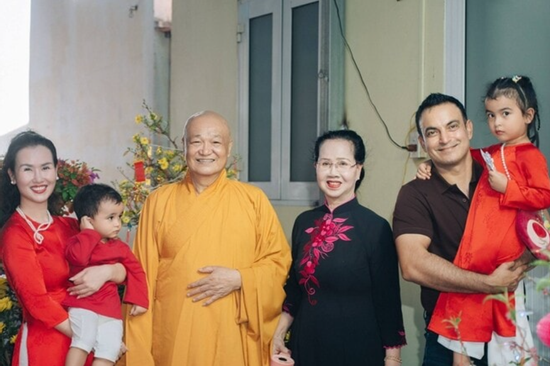 Nữ ca sĩ 'cả nước biết tên': Cha xuất gia, 2 con ăn chay từ trong bụng mẹ, hạnh phúc viên mãn bên chồng Tây