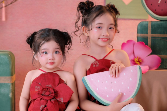 Hai con gái nhà Khánh Thi - Phan Hiển khuấy đảo mùa hè, visual tiểu thư xinh yêu gây sốt