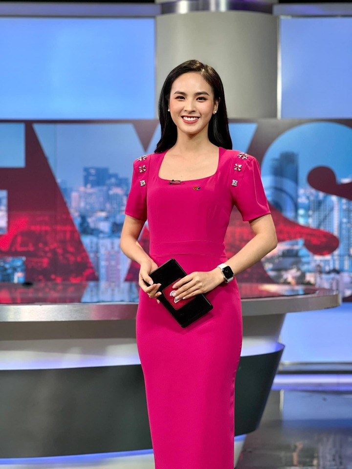 Đáng chú ý, Quỳnh Nga từng là gương mặt quen với nhiều khán giả trên sóng VTV khi đảm nhận vai trò biên tập viên, MC của chương trình Chuyển động 24h đồng thời phụ trách tin tức văn hóa, quốc tế tại VTV24.