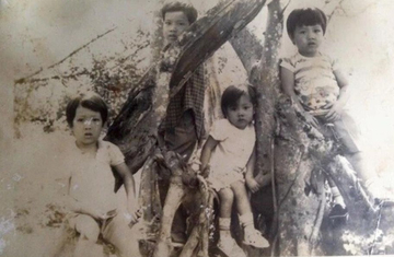 Bị buộc thôi học vì nghèo, cậu bé trong ảnh đen trắng giờ là đại gia showbiz Việt, có bí quyết dạy con cực khéo