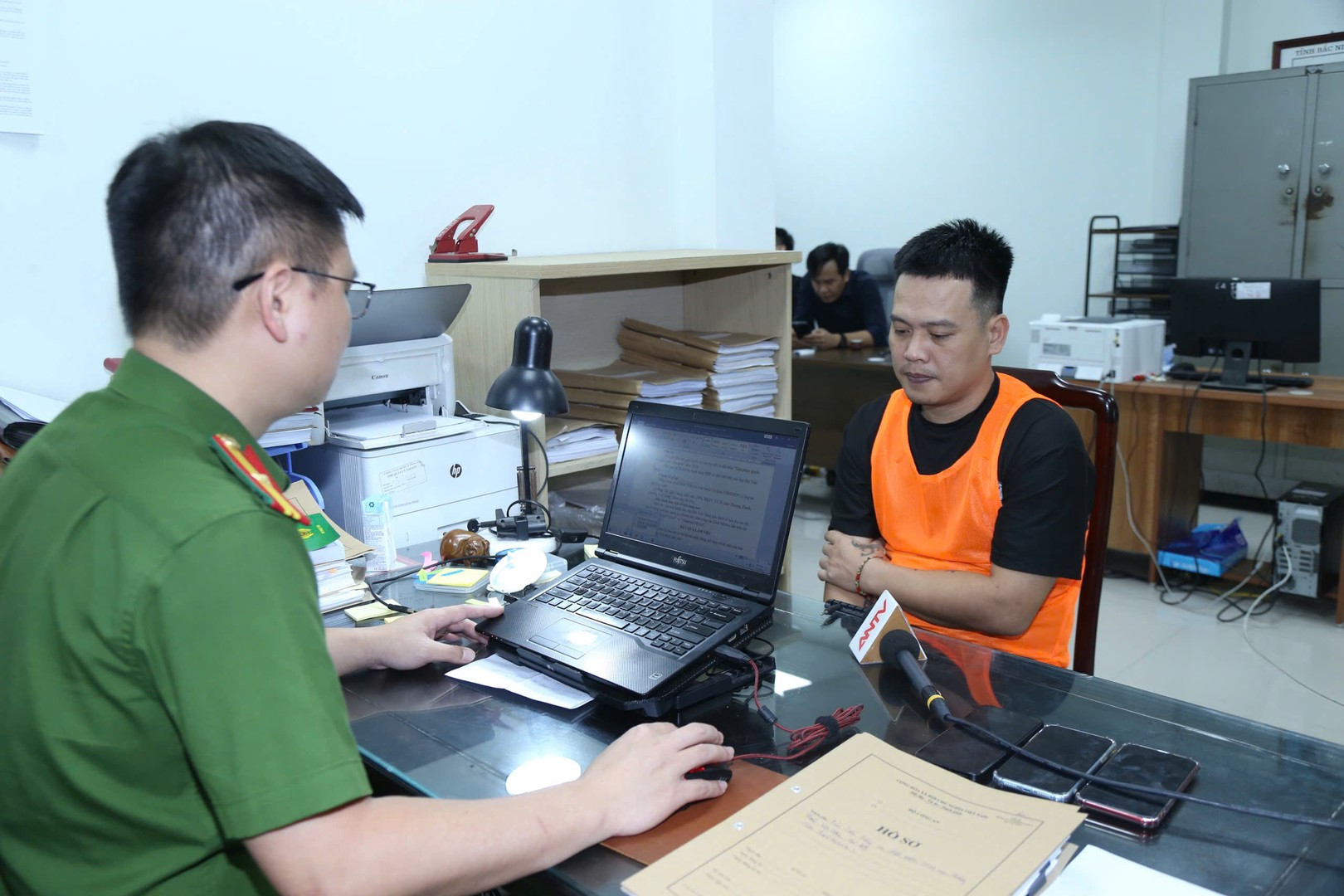 Cơ quan Cảnh sát điều tra Công an tỉnh Bắc Ninh làm việc với đối tượng trong vụ án. .jpg