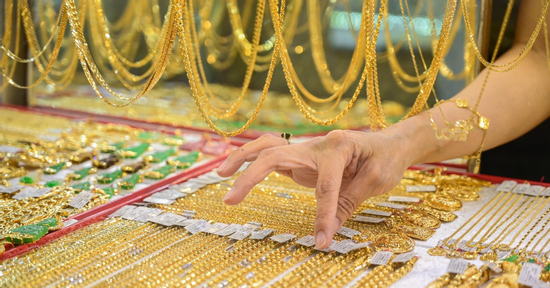Giá vàng lao dốc dữ dội: Nhà đầu tư xả ‘vàng giấy’, dân âm thầm vét vàng thật