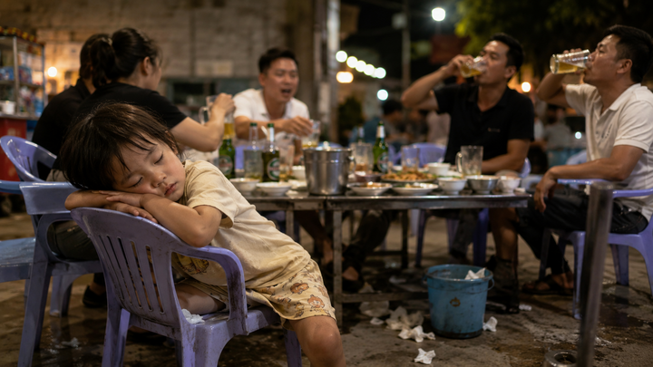 Nhiều bậc phụ huynh thường đưa con nhỏ ra quán nhậu, cực kỳ gây hại. (Ảnh minh họa: AI)