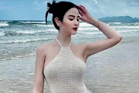 Vợ Quang Hải diện bikini siêu nhỏ, vóc dáng sau sinh khiến dân mạng 'đứng ngồi không yên'