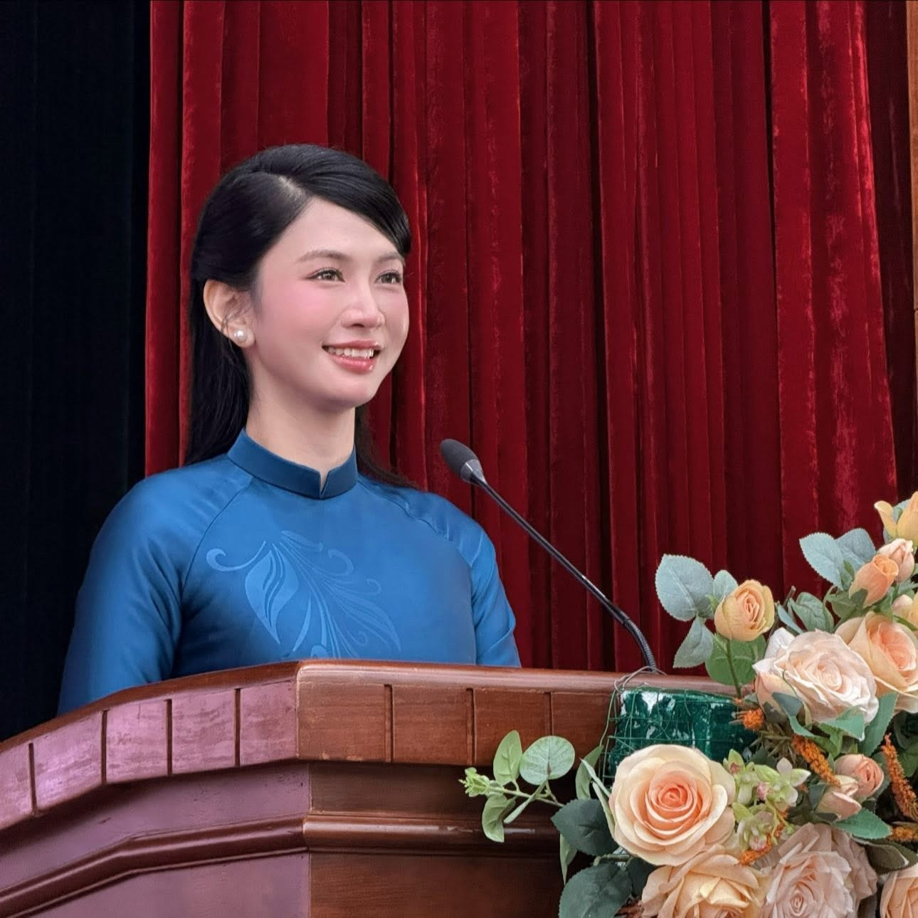 vuong-tranh-cai-ve-tai-nang-le-bong-tiep-tuc-dinh-nghi-van-dung-tai-khoan-phu-de-dap-tra-du-luan-anh-4-1779876101.jpg