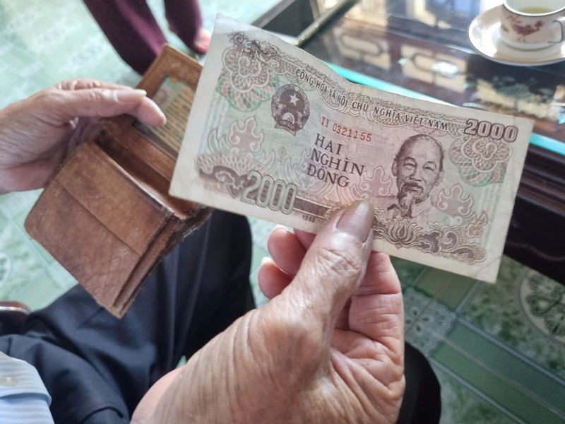 Chủ tịch tỉnh phê bình phường vụ trả tiền hỗ trợ thiên tai, có hộ đi 5km nhận 2.600 đồng插图 Nhận hỗ trợ 1.jpg