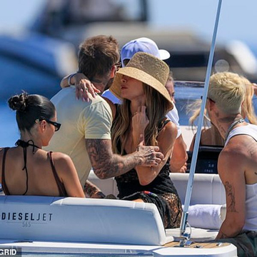 Paparazzi tóm cảnh Victoria khoe vai trần, sexy ôm David Beckham trên du thuyền khiến dân tình đỏ mặt