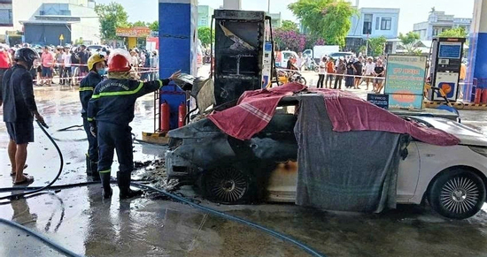 Cháy ô tô dồn dập dịp nghỉ lễ, kỹ năng thoát hiểm quyết định sự sống còn