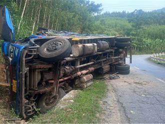 Xe tải lật trên đèo Vi Ô Lăk, 2 người tử vong thương tâm
