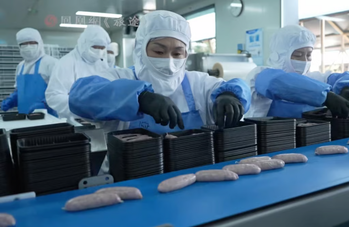 Đến nay, Đường Kiện đang vừa kiếm tiền trả nợ, vừa mở rộng việc kinh doanh xúc xích. (Ảnh: SCMP)
