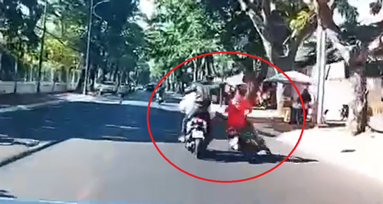 Xác minh vụ nam thanh niên đang chạy xe bị tấn công bằng mũ bảo hiểm gây phẫn nộ